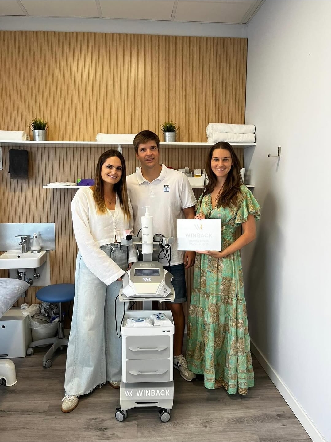 Tres personas junto a un equipo de radiofrecuencia en una consulta